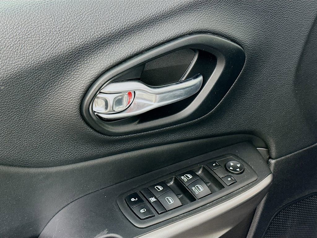 Certified 2021 Jeep Cherokee Latitude Lux w/ Comfort/Convenience Group image 27