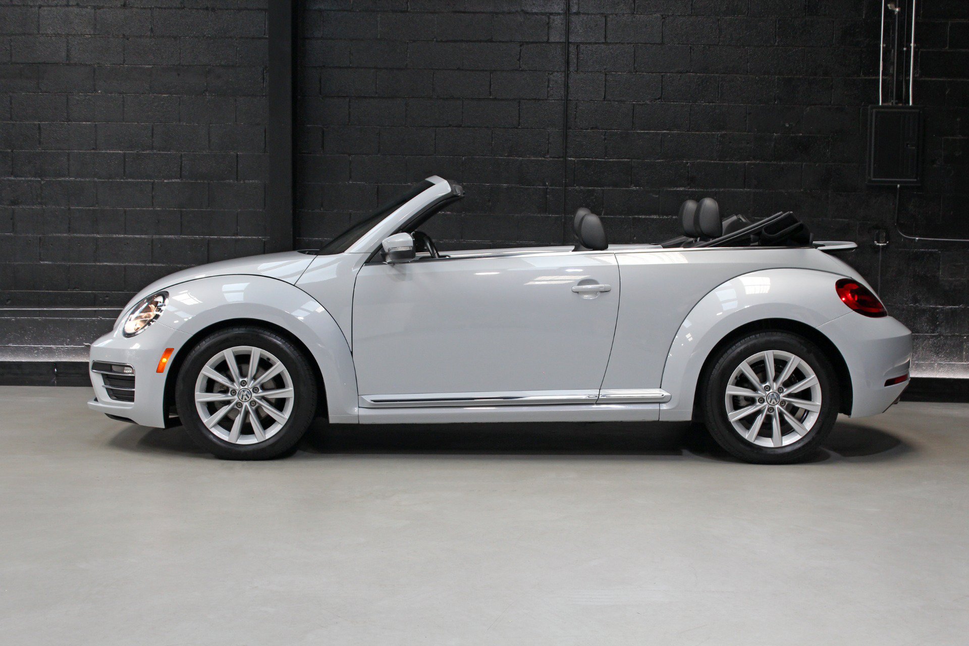 Used 2018 Volkswagen Beetle 2.0T SE FWD image 3