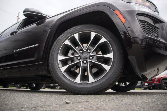 Used 2023 Jeep Grand Cherokee L Overland AWD/4WD image 2