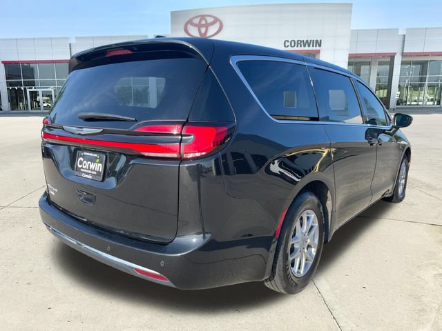 Used 2023 Chrysler Pacifica Touring-L FWD image 5