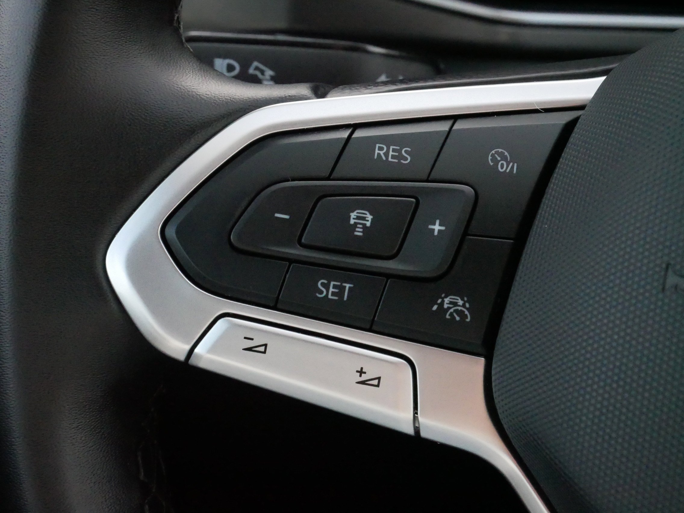 Certified 2025 Volkswagen Taos SE image 26