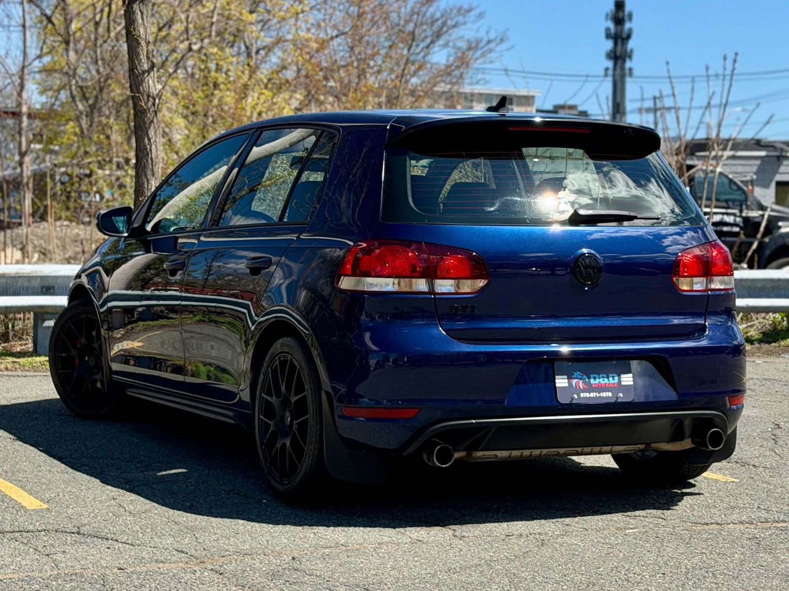Used 2011 Volkswagen Golf 4-Door FWD image 3