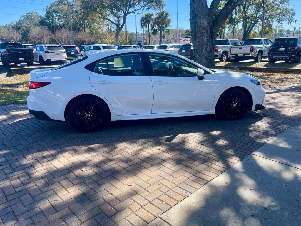 Used 2025 Toyota Camry SE image 6
