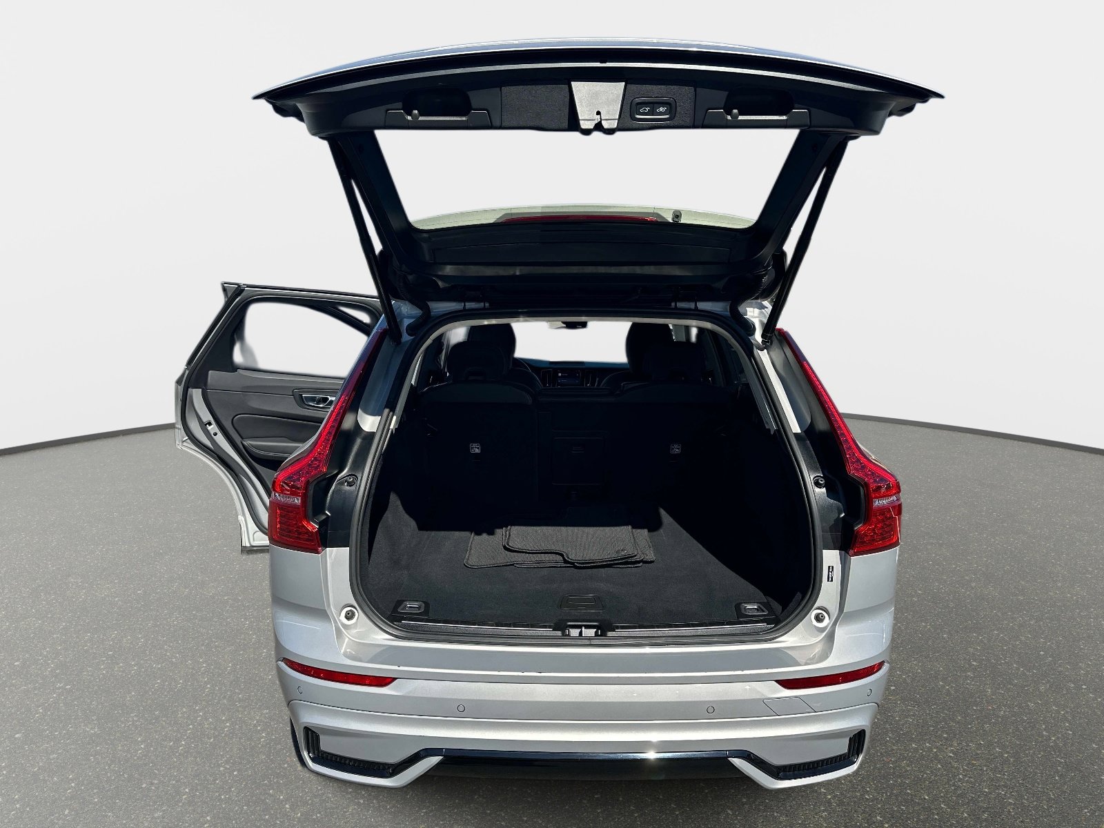 Certified 2025 Volvo XC60 B5 Plus image 10