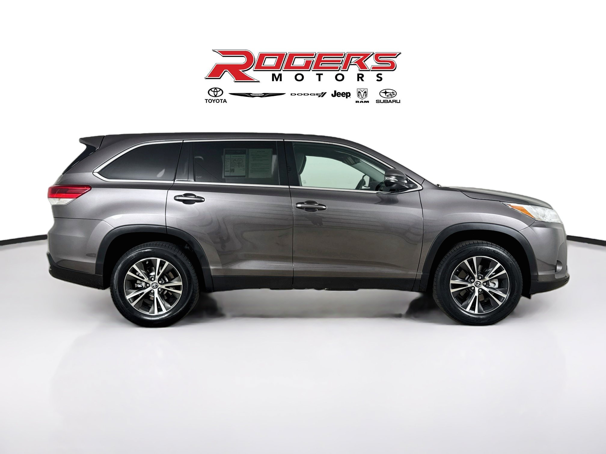 Used 2019 Toyota Highlander LE AWD/4WD image 14