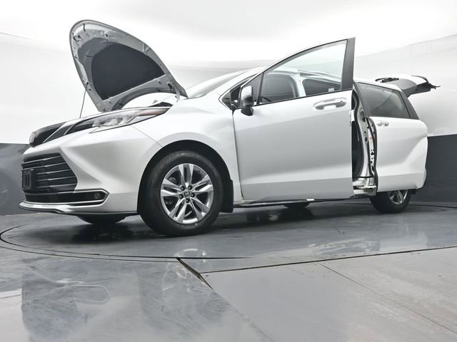 Used 2023 Toyota Sienna Limited image 51