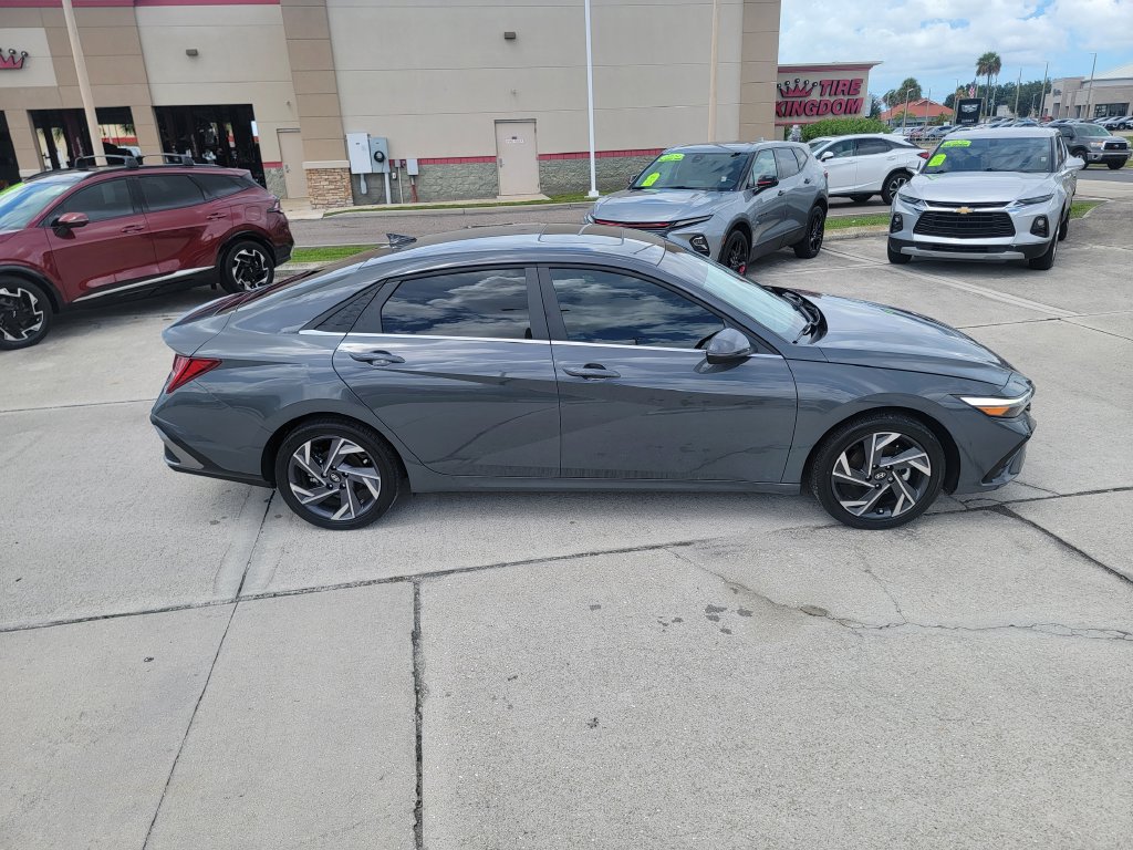 Used 2025 Hyundai Elantra Limited FWD image 6