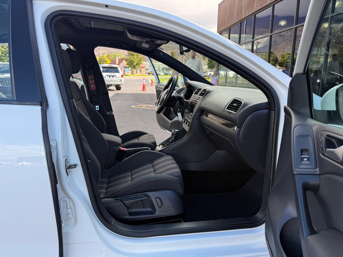 Used 2012 Volkswagen Golf 4-Door image 12