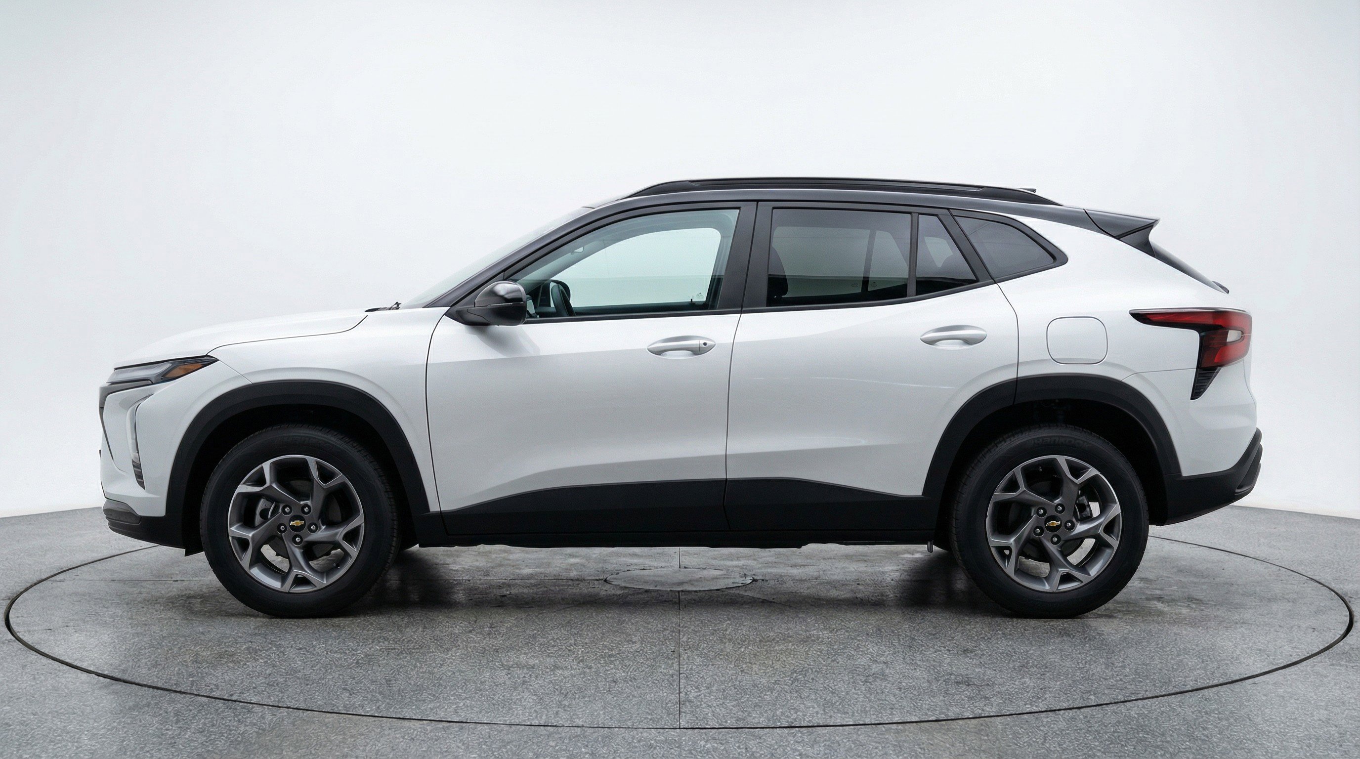 Used 2025 Chevrolet Trax LT FWD image 5