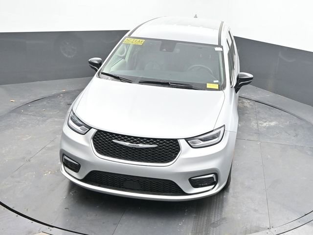 Used 2024 Chrysler Pacifica Touring-L image 38