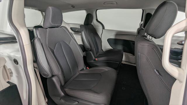 Used 2020 Chrysler Voyager LX image 19