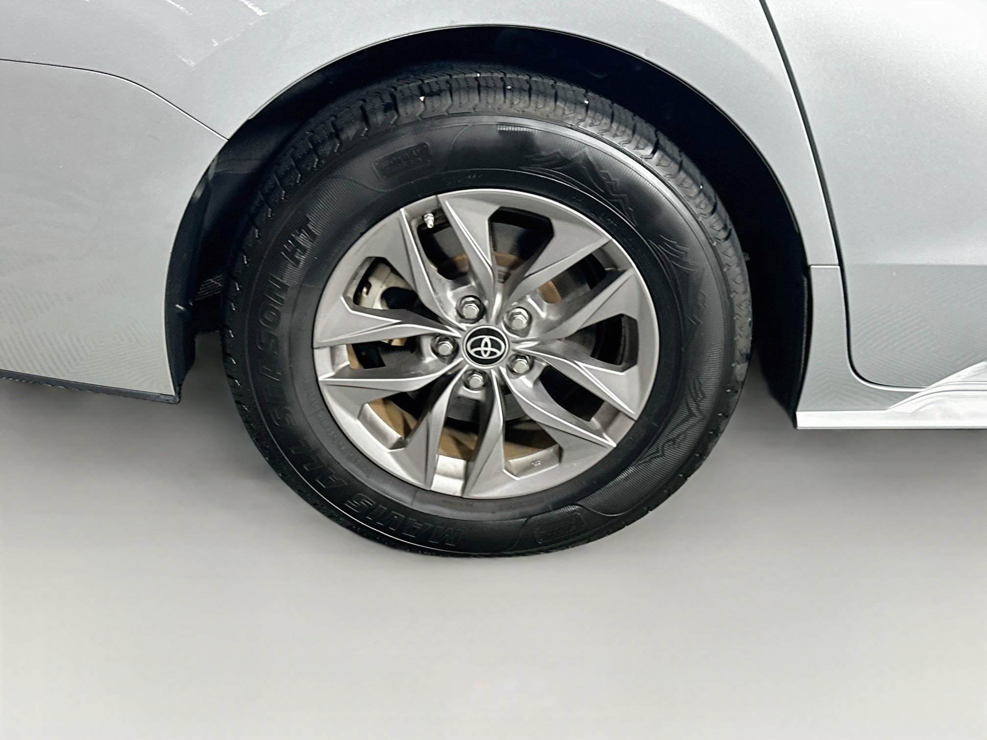 Used 2023 Toyota Sienna XLE FWD image 11