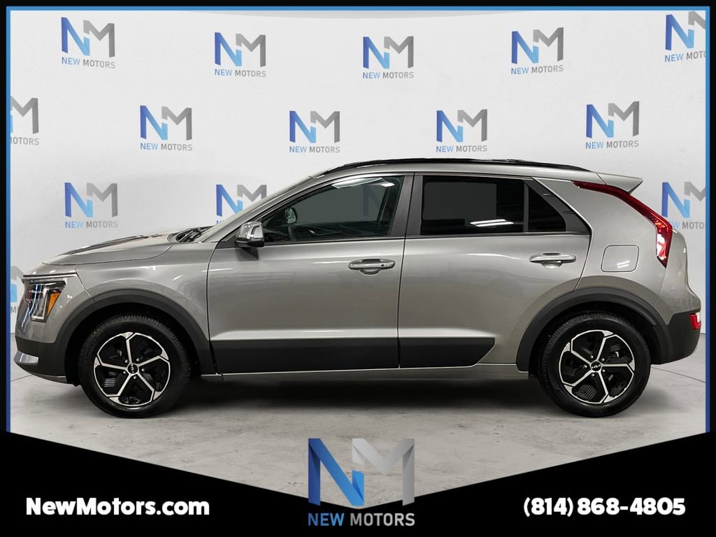 Used 2023 Kia Niro EX image 2