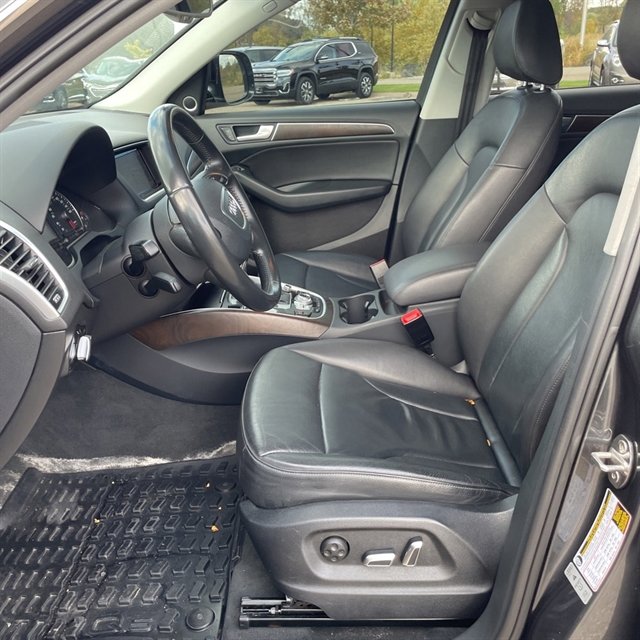 Used 2017 Audi Q5 2.0T Premium Plus w/ Technology Package image 4
