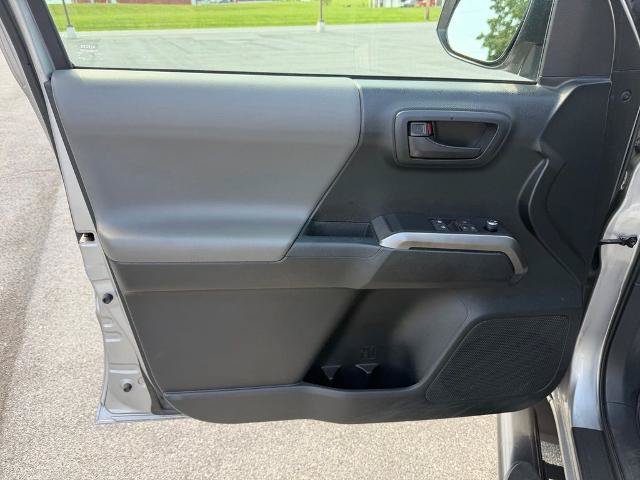Used 2017 Toyota Tacoma SR5 AWD/4WD image 12