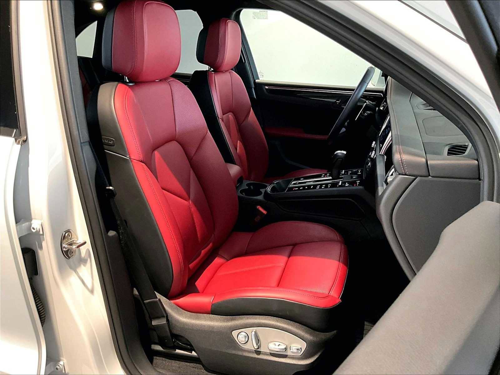 Used 2025 Porsche Macan image 22