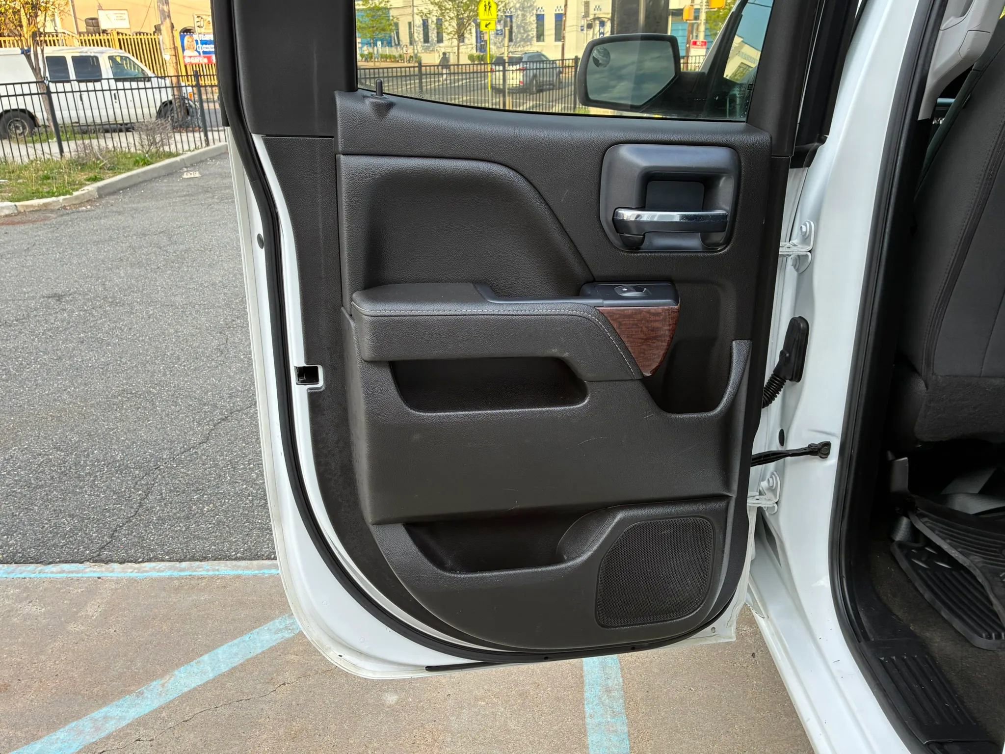 Used 2018 GMC Sierra 1500 SLE w/ SLE Value Package AWD/4WD image 12