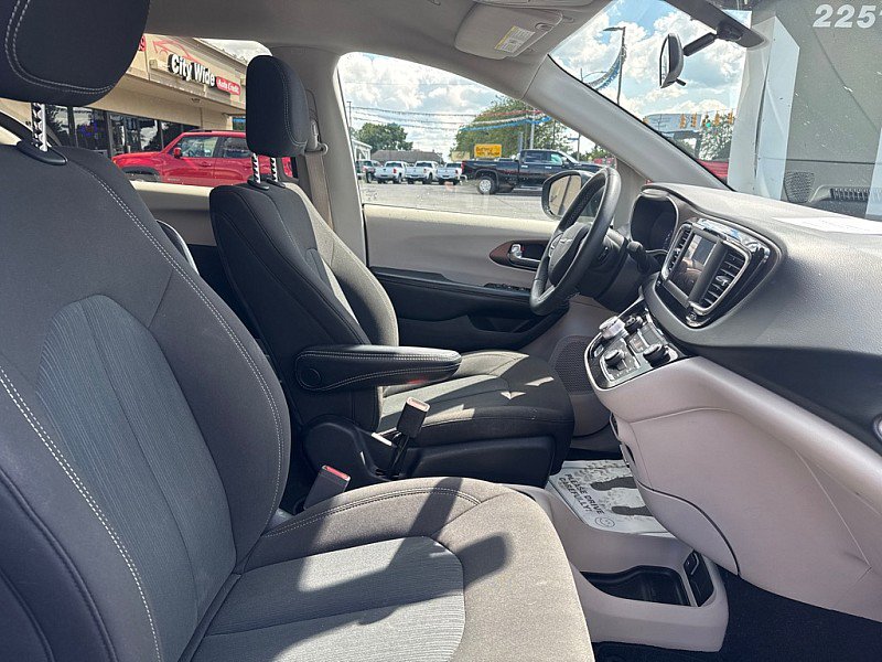 Used 2022 Chrysler Voyager LX image 17