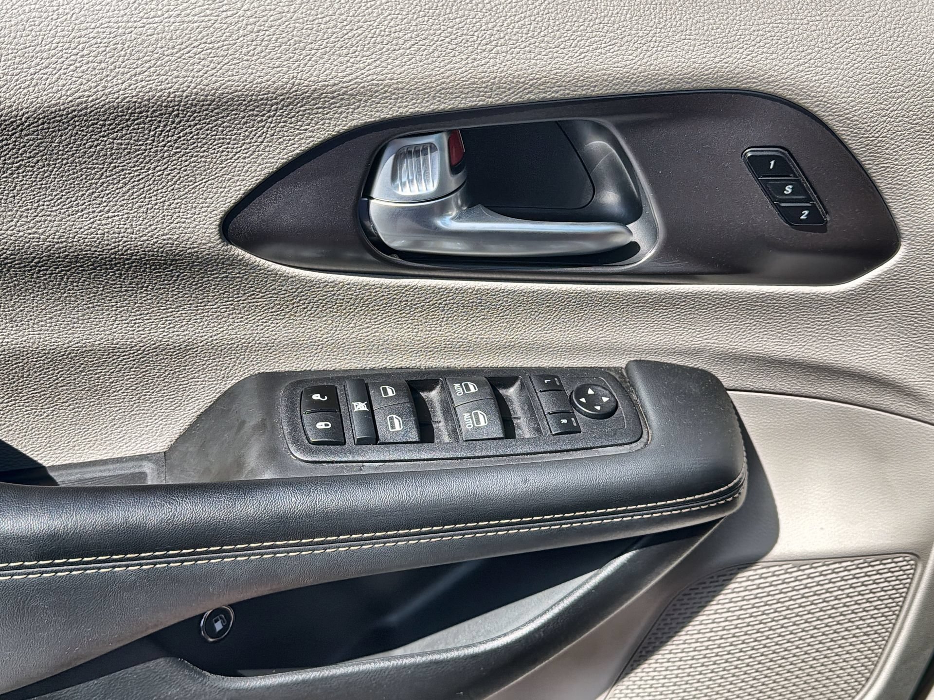Used 2024 Chrysler Pacifica Limited FWD image 13
