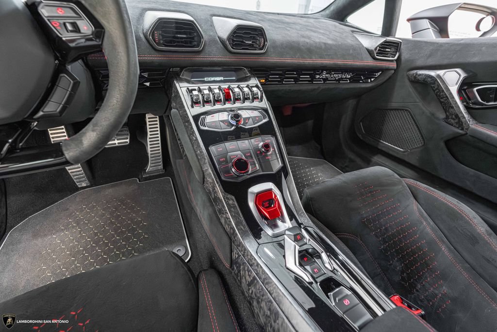 Used 2018 Lamborghini Huracan Performante AWD/4WD image 38