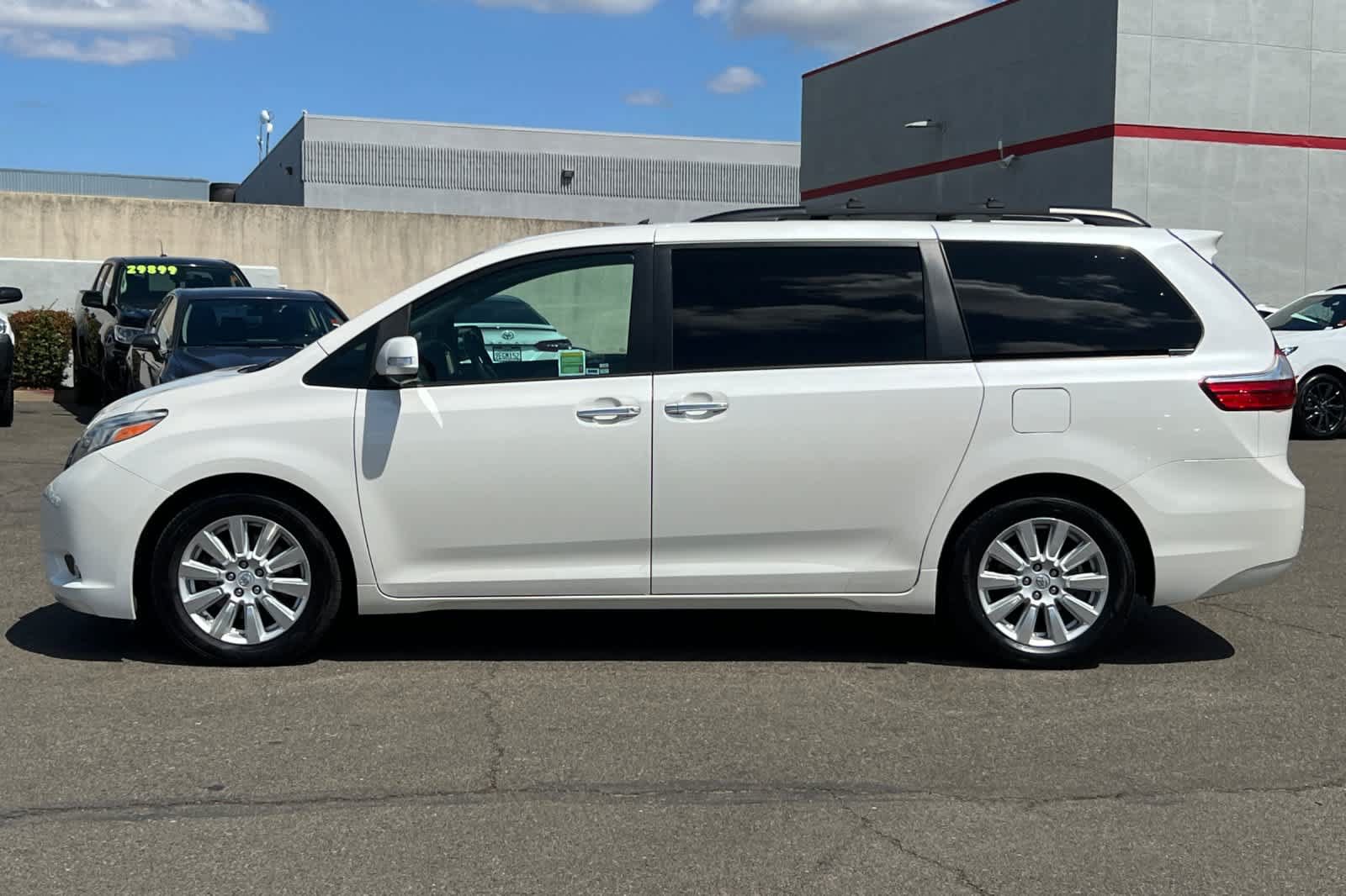 Certified 2017 Toyota Sienna Limited Premium FWD image 9
