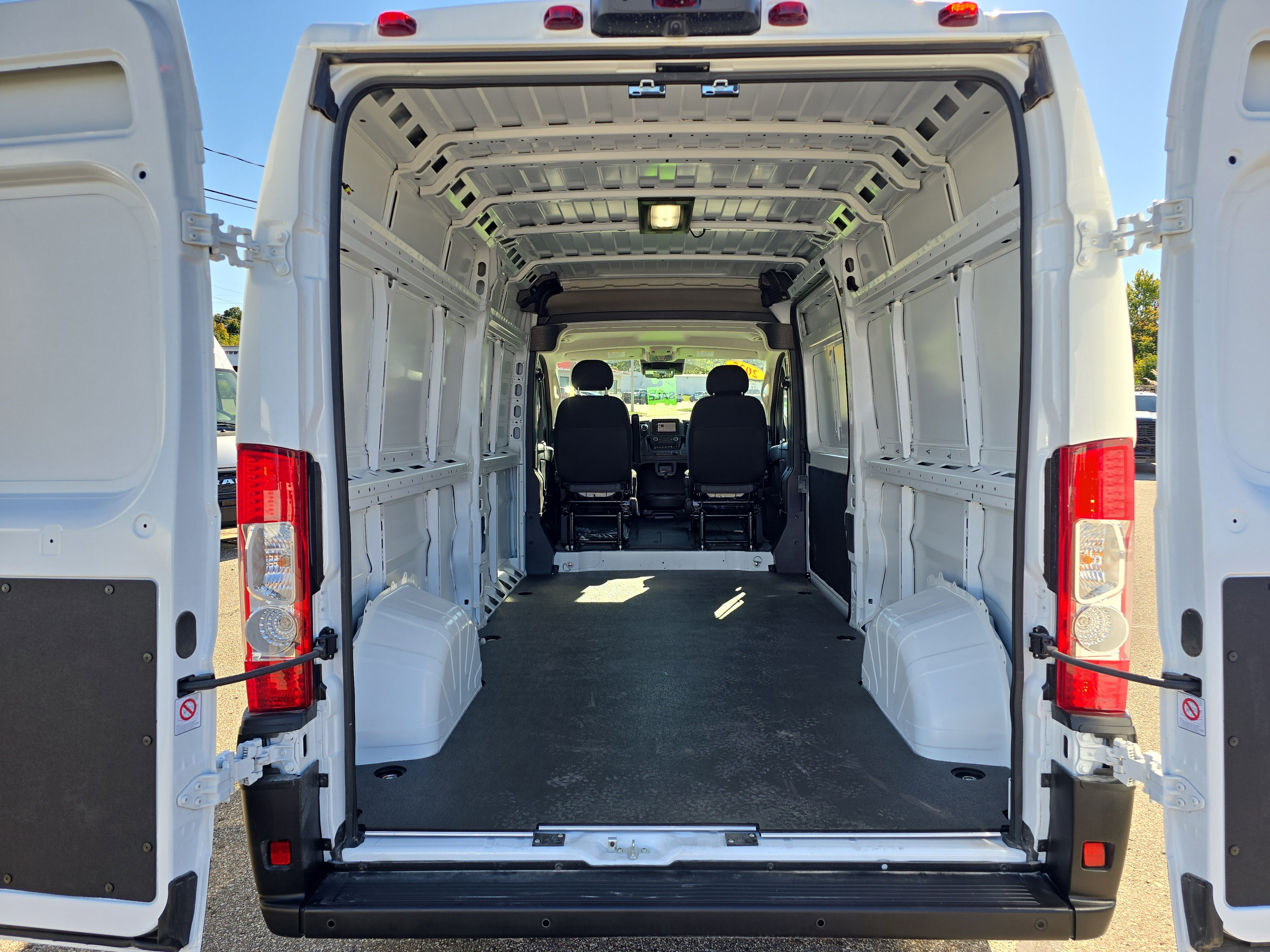 Used 2025 RAM ProMaster 2500 w/ Safety Group FWD image 7