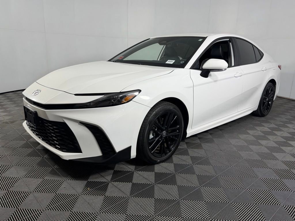 Used 2025 Toyota Camry SE image 4