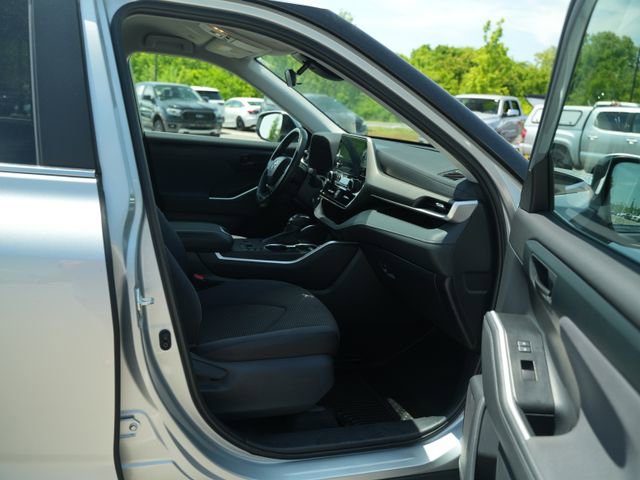 Used 2023 Toyota Highlander LE FWD image 19