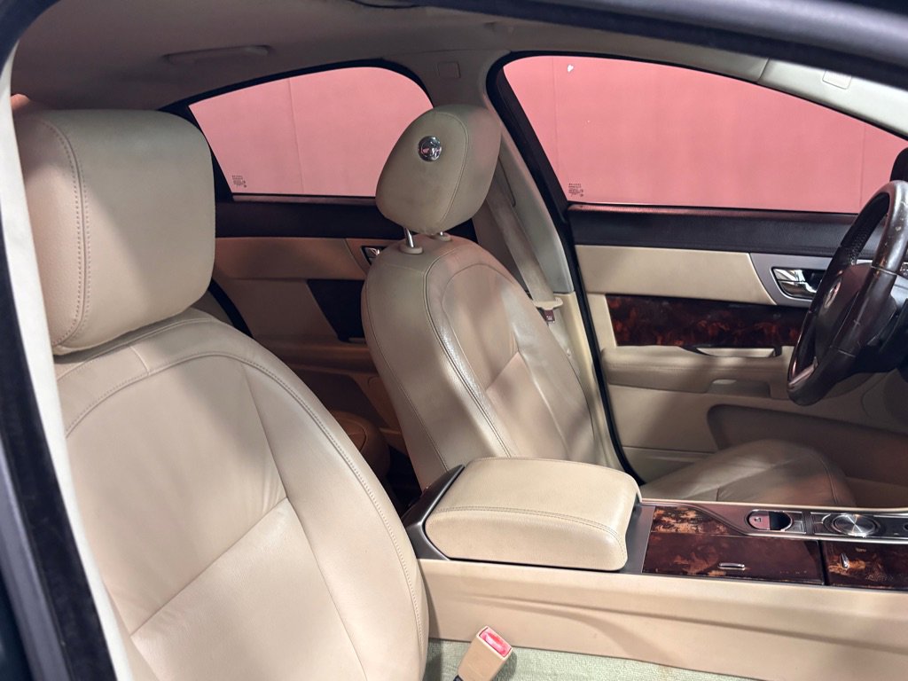 Used 2011 Jaguar XF image 19