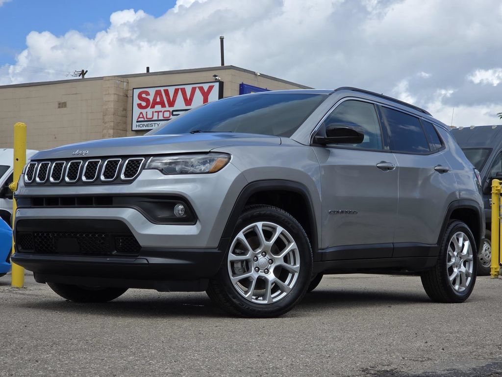 Used 2023 Jeep Compass Latitude AWD/4WD image 2