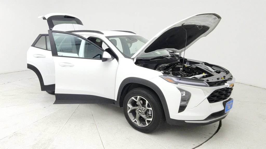 Certified 2025 Chevrolet Trax LT FWD image 9