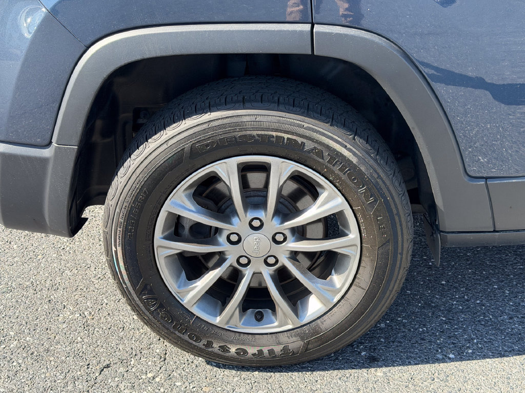 Used 2020 Jeep Cherokee Latitude Plus w/ Cold Weather Group AWD/4WD image 13