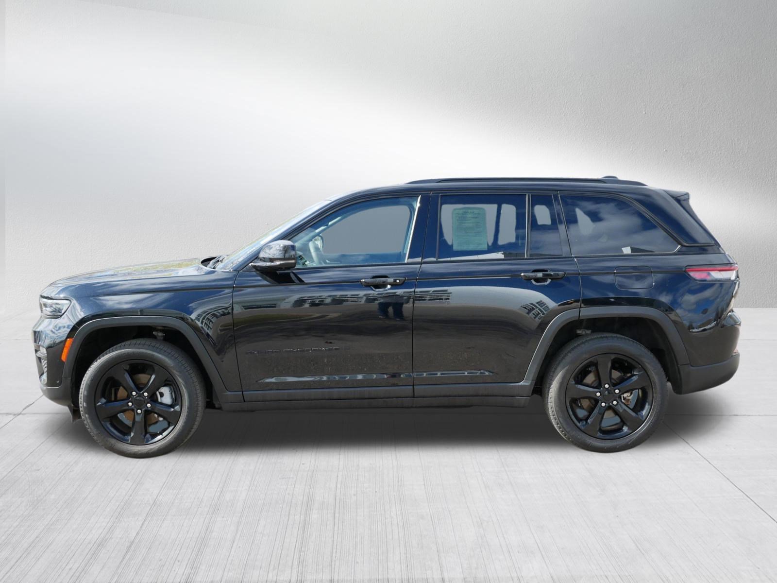 Used 2023 Jeep Grand Cherokee Limited w/ Luxury Tech Group II AWD/4WD image 4