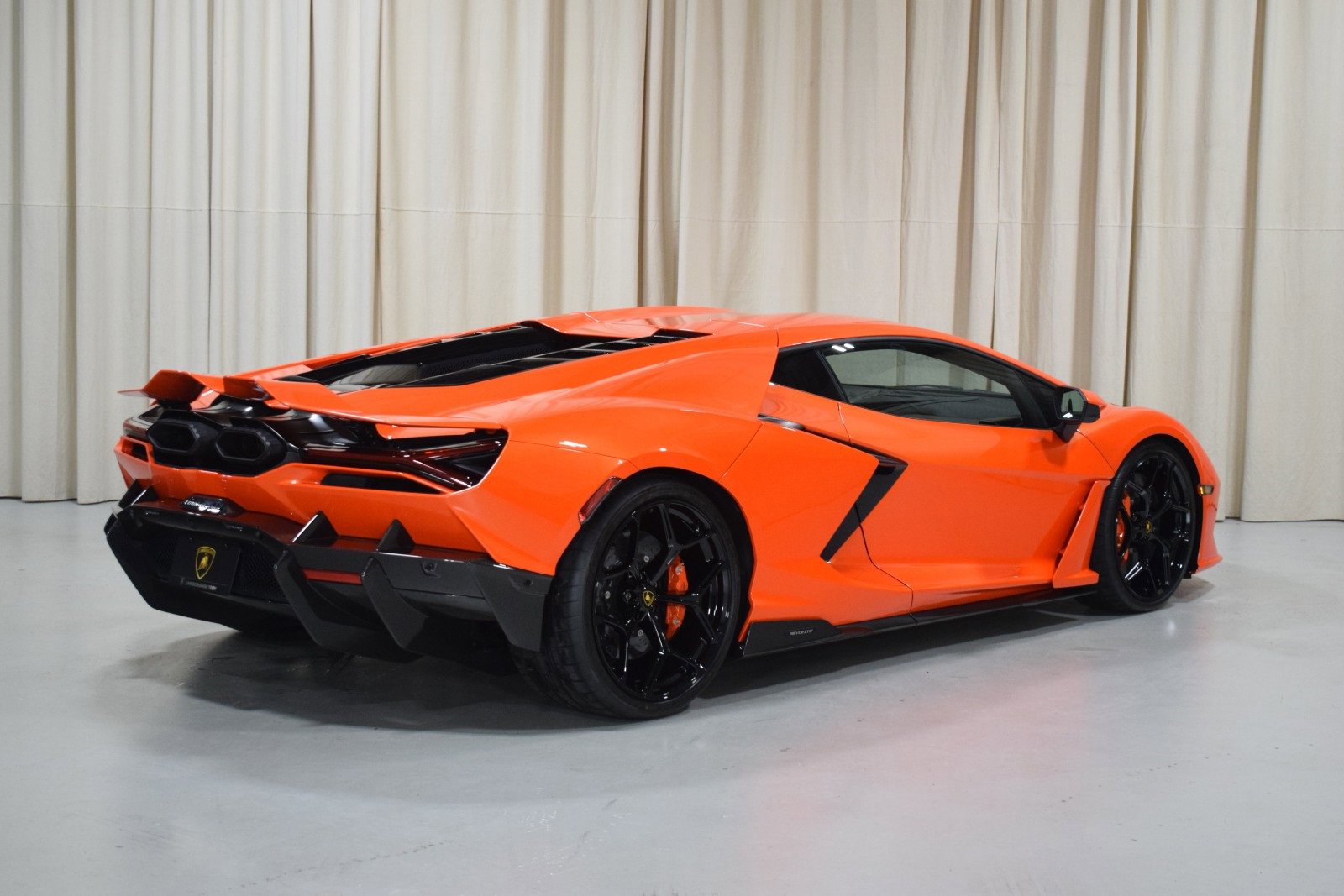 Used 2025 Lamborghini Revuelto image 10