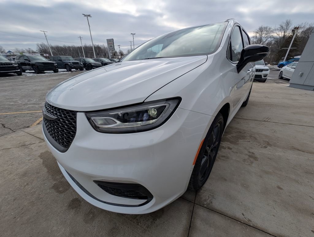 New 2026 Chrysler Pacifica Limited w/ S Appearance Package image 9