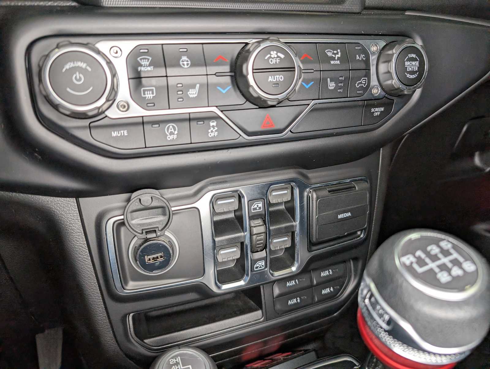 Used 2019 Jeep Wrangler Unlimited Sahara AWD/4WD image 37