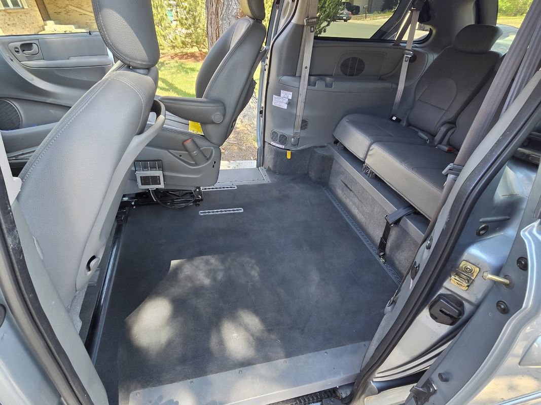 Used 2005 Dodge Grand Caravan SXT w/ Leather Interior Group FWD image 18
