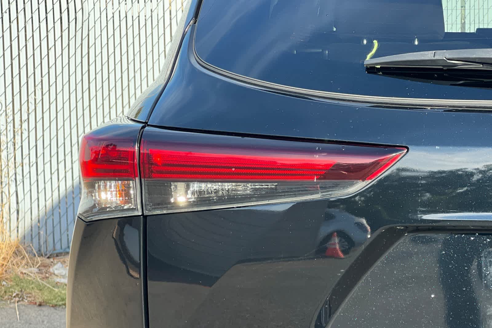 Used 2024 Toyota Highlander LE AWD/4WD image 23