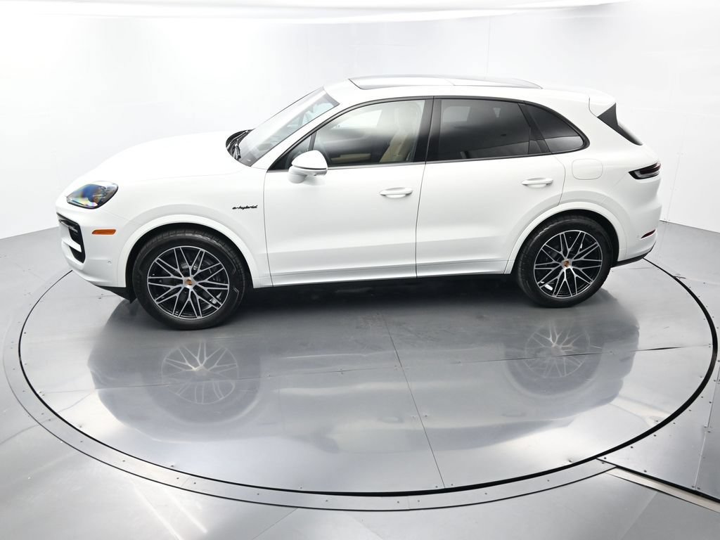 Certified 2025 Porsche Cayenne E-Hybrid w/ Premium Package Plus AWD/4WD image 38