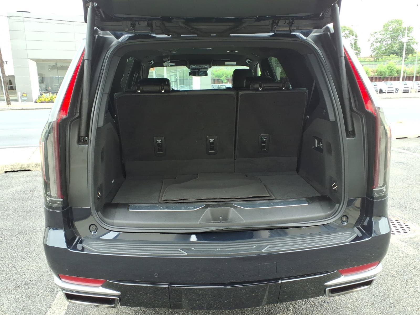 Used 2023 Cadillac Escalade Luxury AWD/4WD image 12