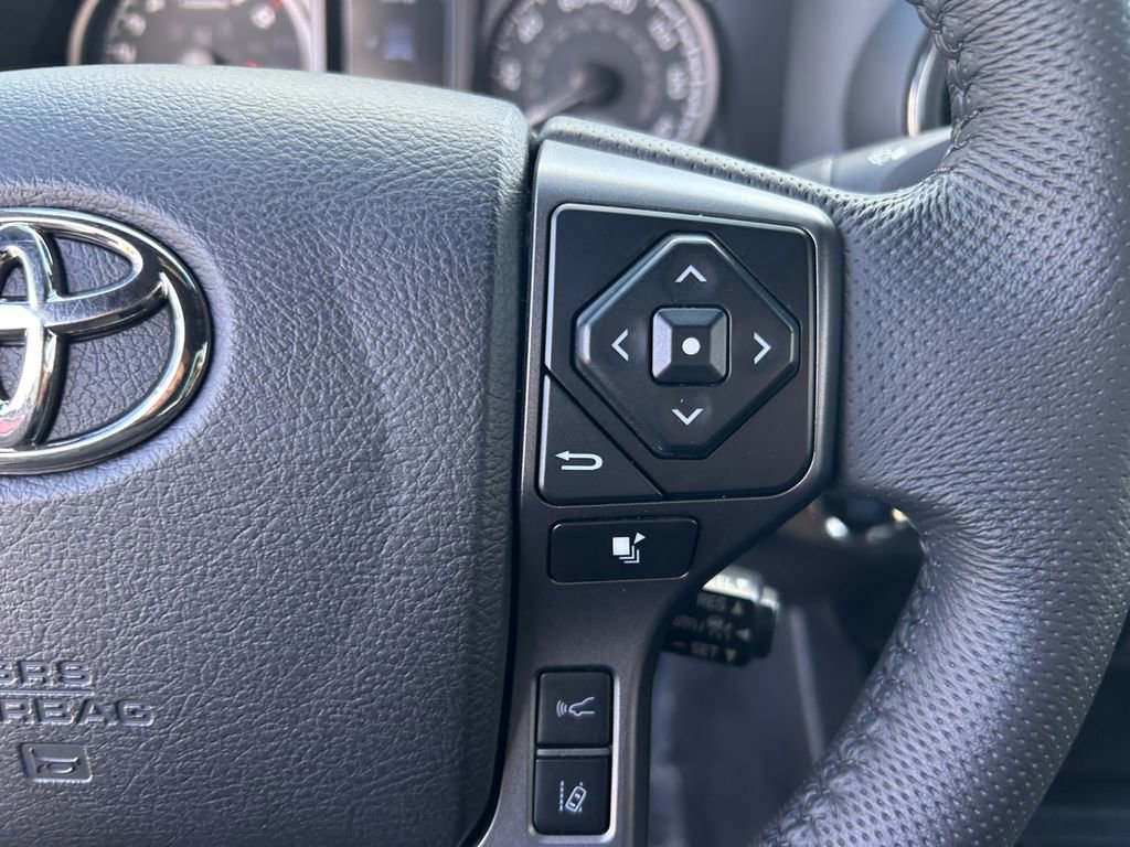 Used 2022 Toyota Tacoma TRD Off-Road w/ Technology Package AWD/4WD image 17