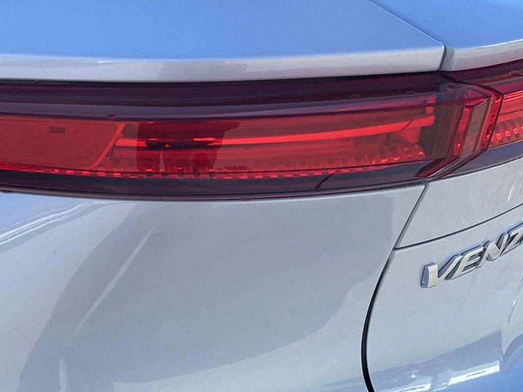 Used 2024 Toyota Venza XLE image 10