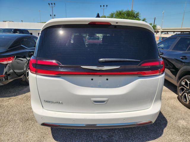 Used 2025 Chrysler Pacifica Select image 5