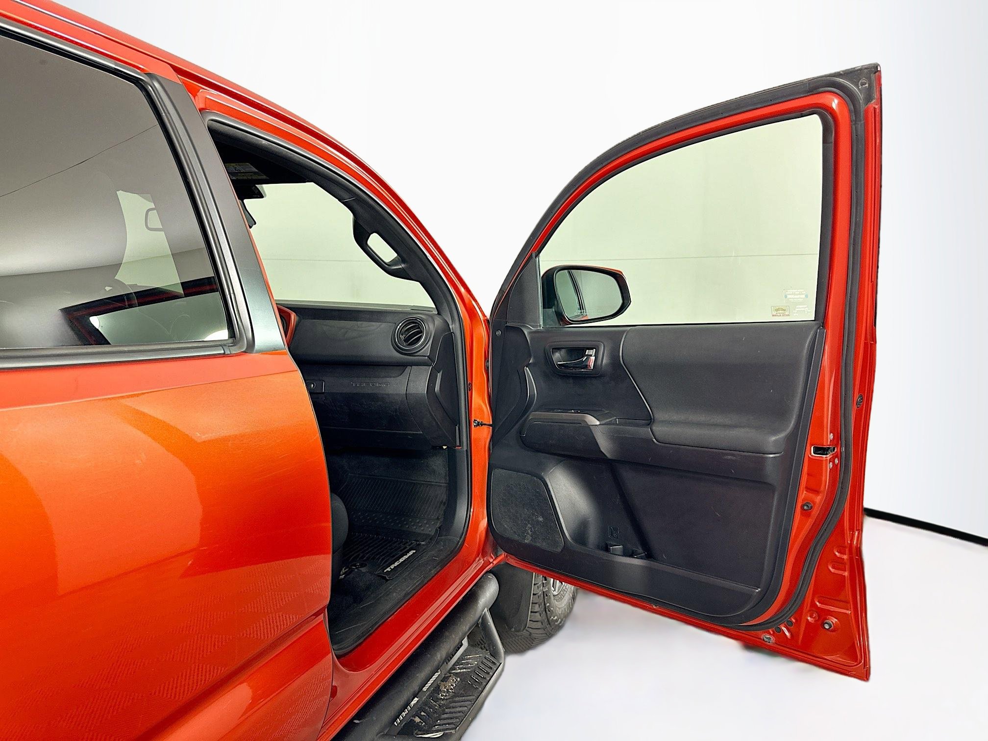 Used 2018 Toyota Tacoma TRD Off-Road image 31