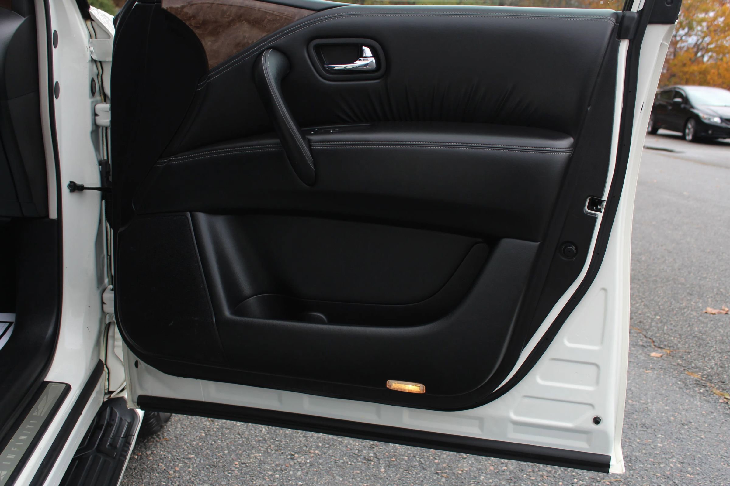 Used 2017 INFINITI QX80 4WD w/ Driver Assistance Package image 19