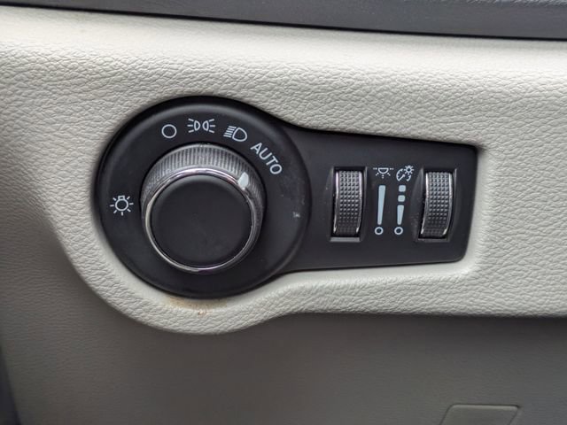 Used 2023 Chrysler Voyager LX image 30