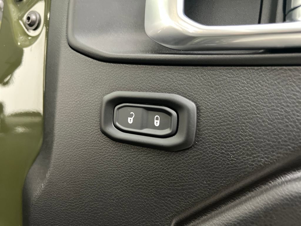 Used 2024 Jeep Wrangler Unlimited Rubicon w/ XTREMEE 35" Tire Package AWD/4WD image 23