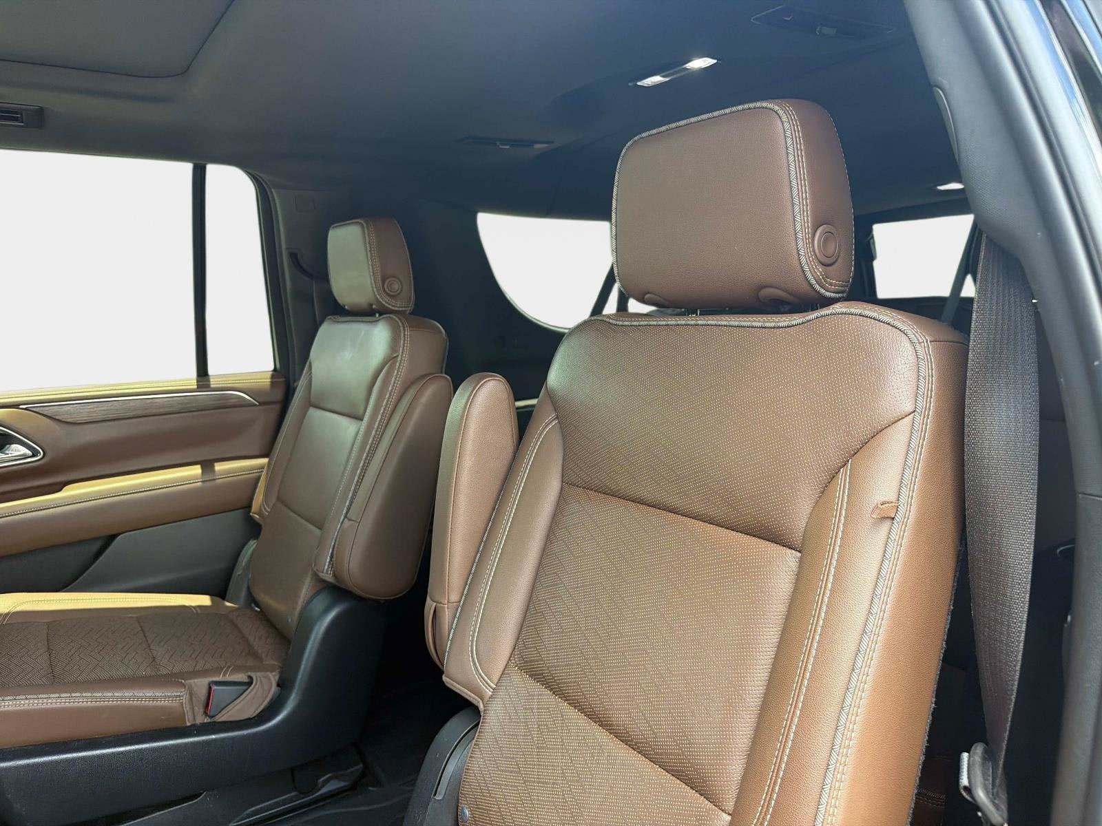 Used 2021 Chevrolet Suburban High Country w/ Premium Package RWD image 15