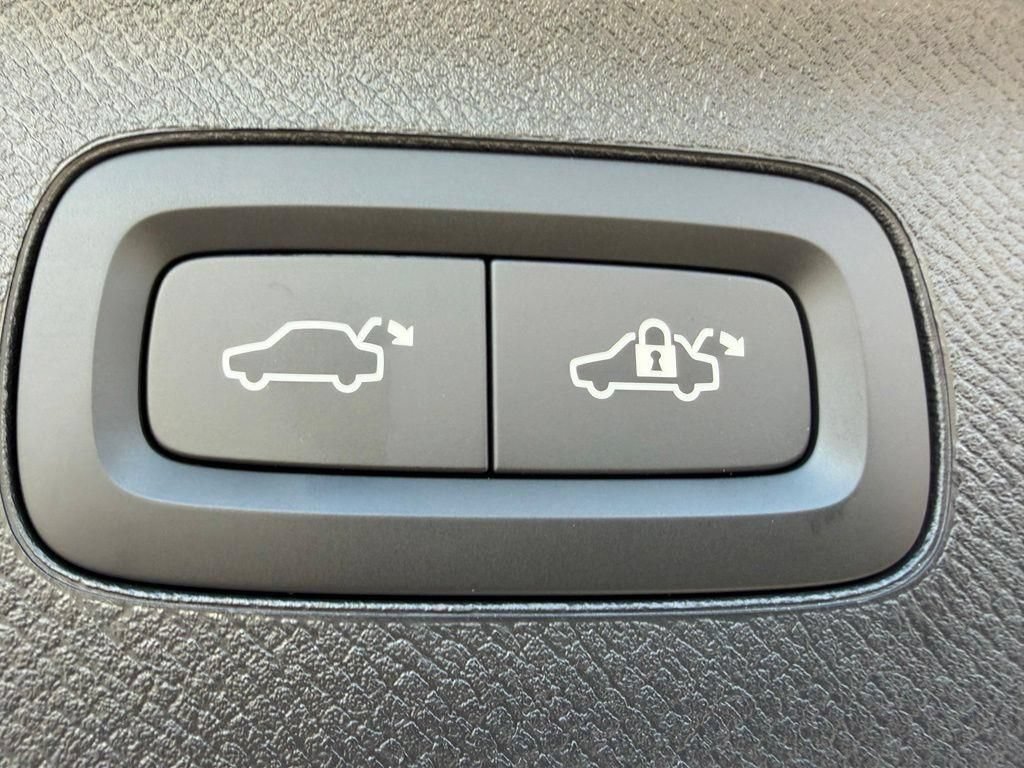 New 2026 Volvo XC90 T8 Plus w/ Protection Package AWD/4WD image 26