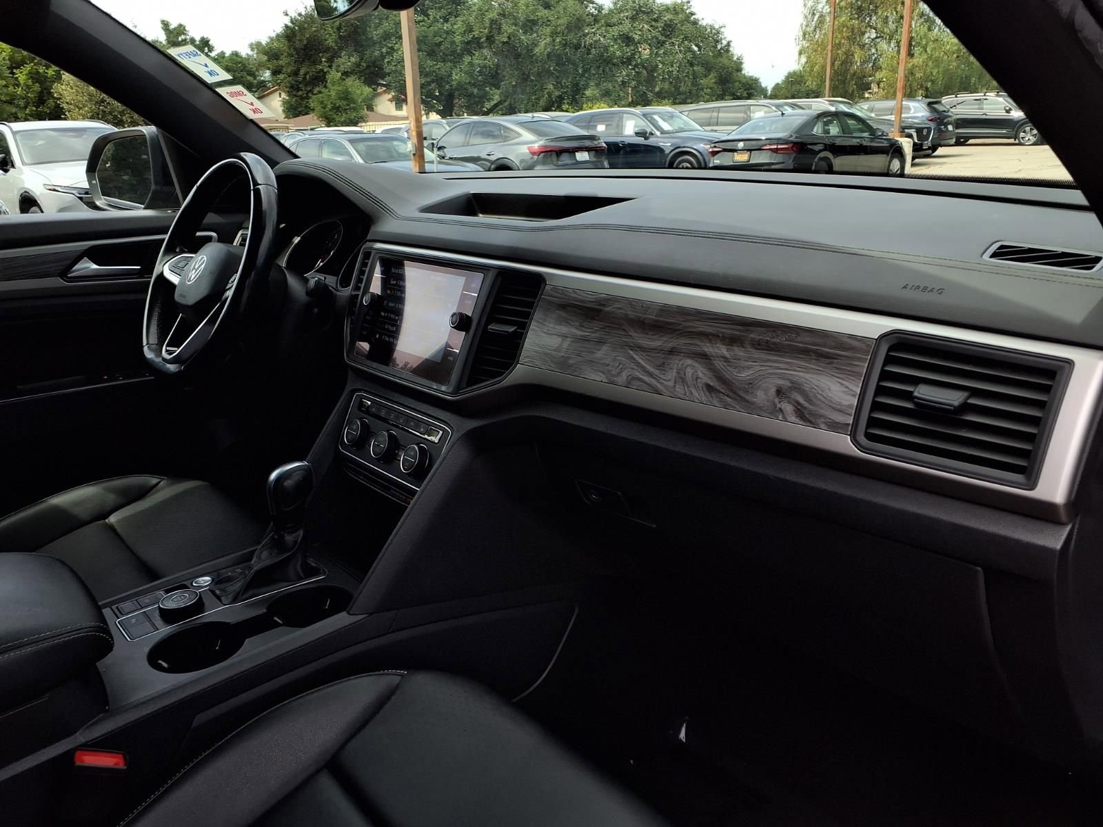 Used 2020 Volkswagen Atlas Cross Sport SE w/ Panoramic Sunroof Package image 23